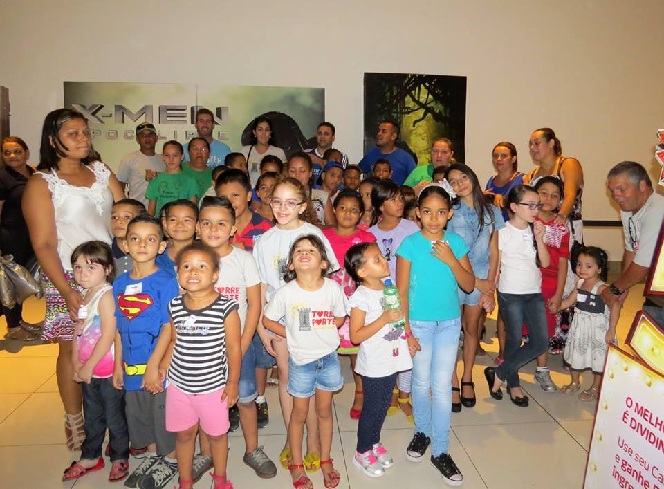 Grupo BNI Conexão continua trabalho com crianças da ONG Torre Forte em mais uma tarde no cinema