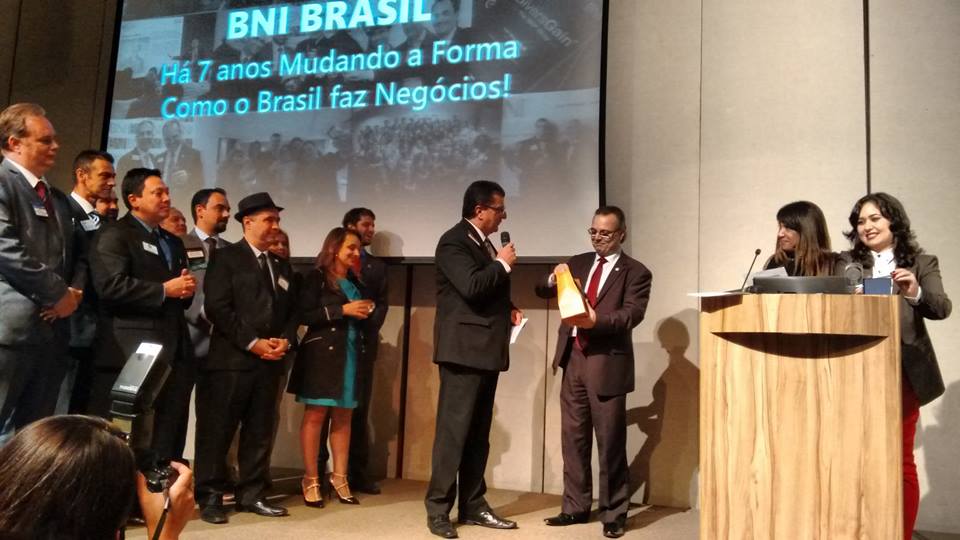 Marcos R. Martins, CEO BNI Brasil, recebe homenagem dos diretores executivos BNI durante III Conferência Nacional